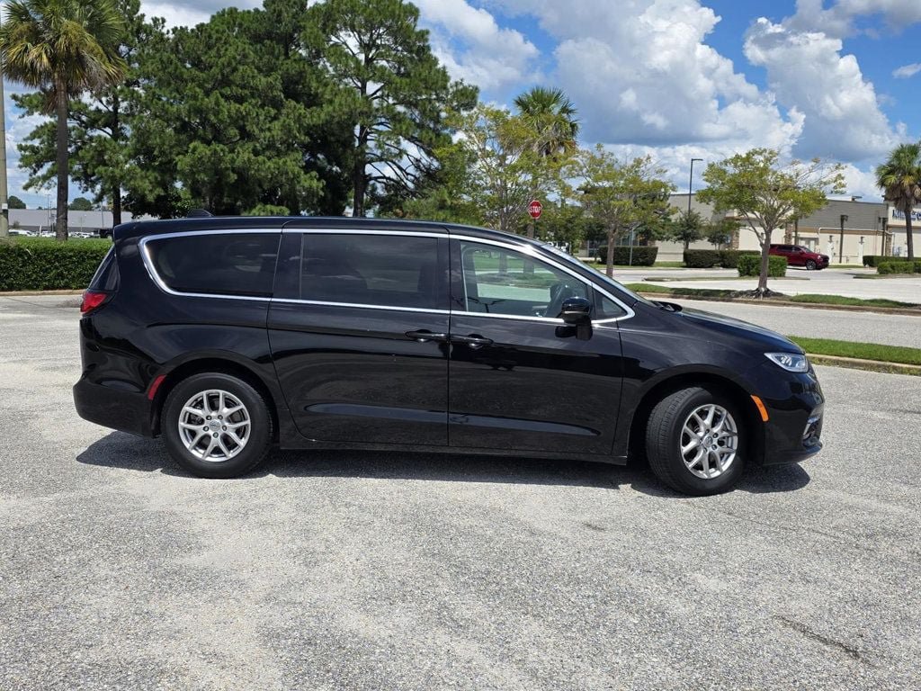 Used 2024 Chrysler Pacifica Touring-L FWD image 34
