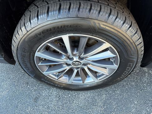 Used 2019 Toyota Highlander XLE image 10