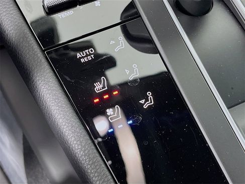 Certified 2025 Porsche Macan image 18