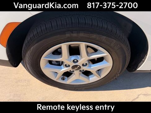 Certified 2025 Kia Soul LX w/ LX Technology Package FWD image 8