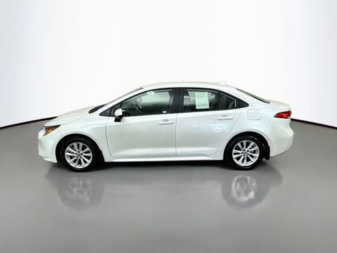 Used 2026 Toyota Corolla LE w/ LE Premium Package FWD image 4