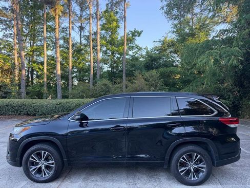 Used 2018 Toyota Highlander LE FWD image 5