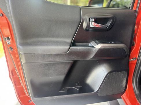 Used 2018 Toyota Tacoma TRD Sport image 19