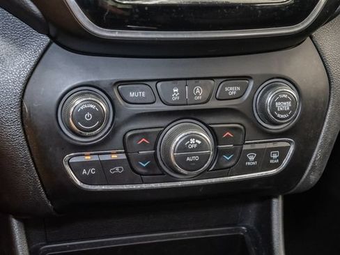 Used 2019 Jeep Cherokee Limited FWD image 22