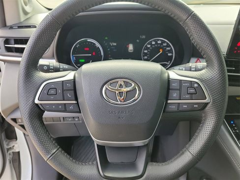Used 2024 Toyota Sienna Limited image 19