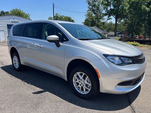 Used 2022 Chrysler Voyager LX FWD image 14