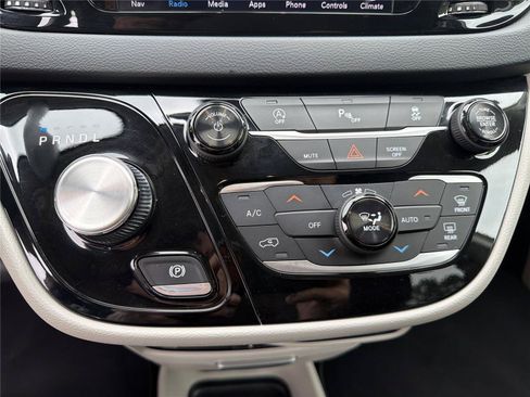 Used 2018 Chrysler Pacifica Touring-L Plus FWD image 14