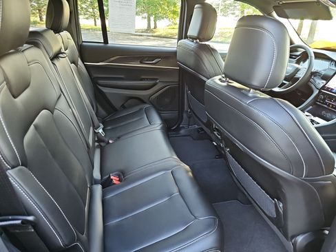Used 2025 Jeep Grand Cherokee Limited AWD/4WD image 14