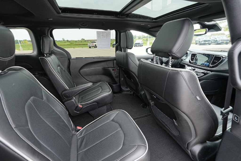 Used 2025 Chrysler Pacifica Limited FWD image 25