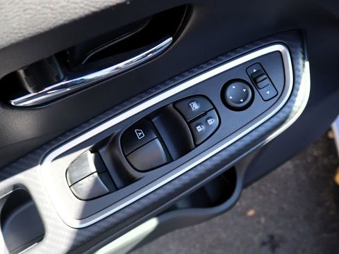 New 2025 Nissan Versa SR w/ Trunk Package image 18