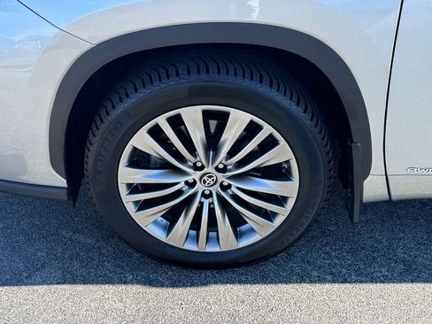 Used 2024 Toyota Highlander Platinum image 16