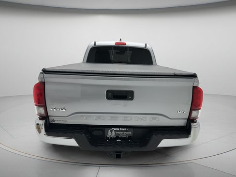 Used 2018 Toyota Tacoma SR5 AWD/4WD image 6
