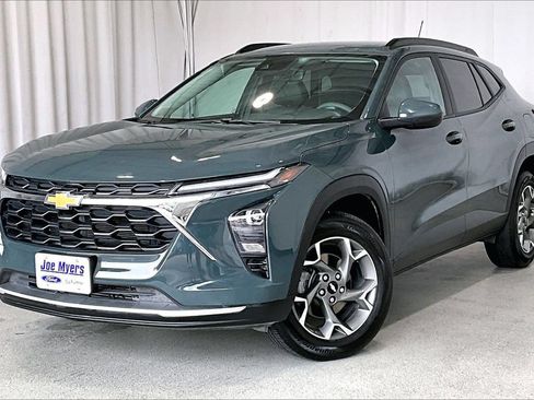 Used 2025 Chevrolet Trax LT FWD image 12