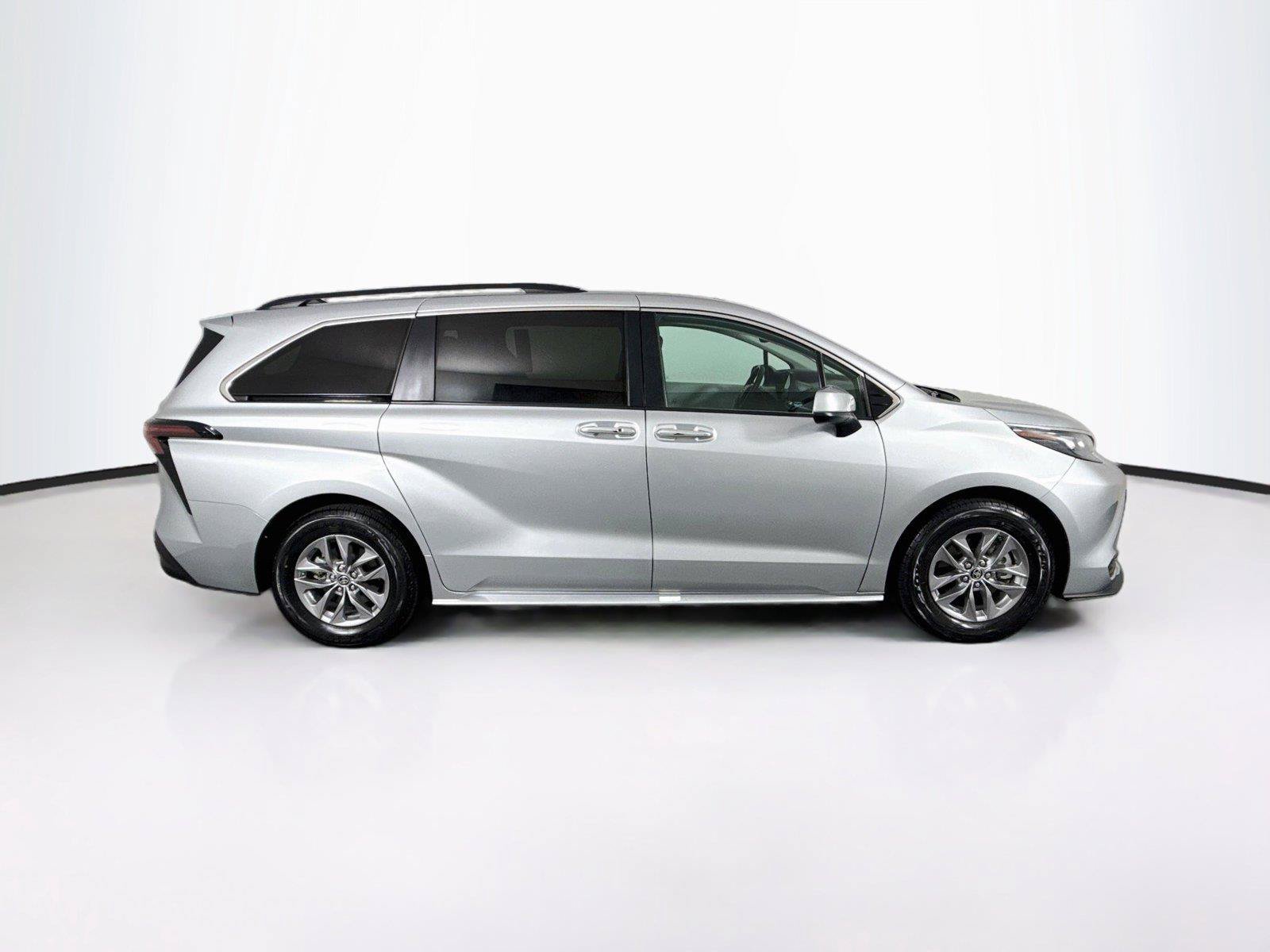 Certified 2025 Toyota Sienna XLE FWD image 11