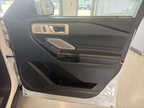 Used 2022 Ford Explorer Platinum w/ Technology Package AWD/4WD image 51