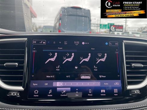 Used 2024 Chrysler Pacifica Limited FWD image 20