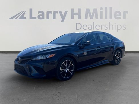 Used 2018 Toyota Camry L image 1