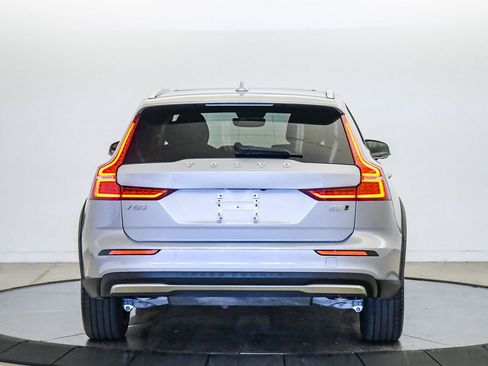 Certified 2025 Volvo V60 B5 Cross Country Plus image 3