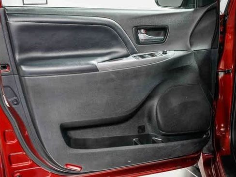 Used 2020 Toyota Sienna SE image 19