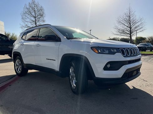 Used 2025 Jeep Compass Latitude image 4