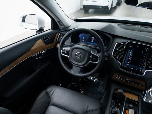 Used 2025 Volvo XC90 T8 Plus image 10