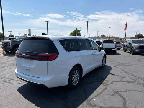Used 2025 Chrysler Pacifica Select FWD image 7