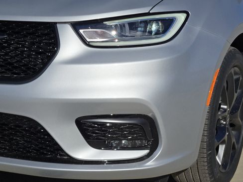 New 2026 Chrysler Pacifica Limited w/ S Appearance Package image 6