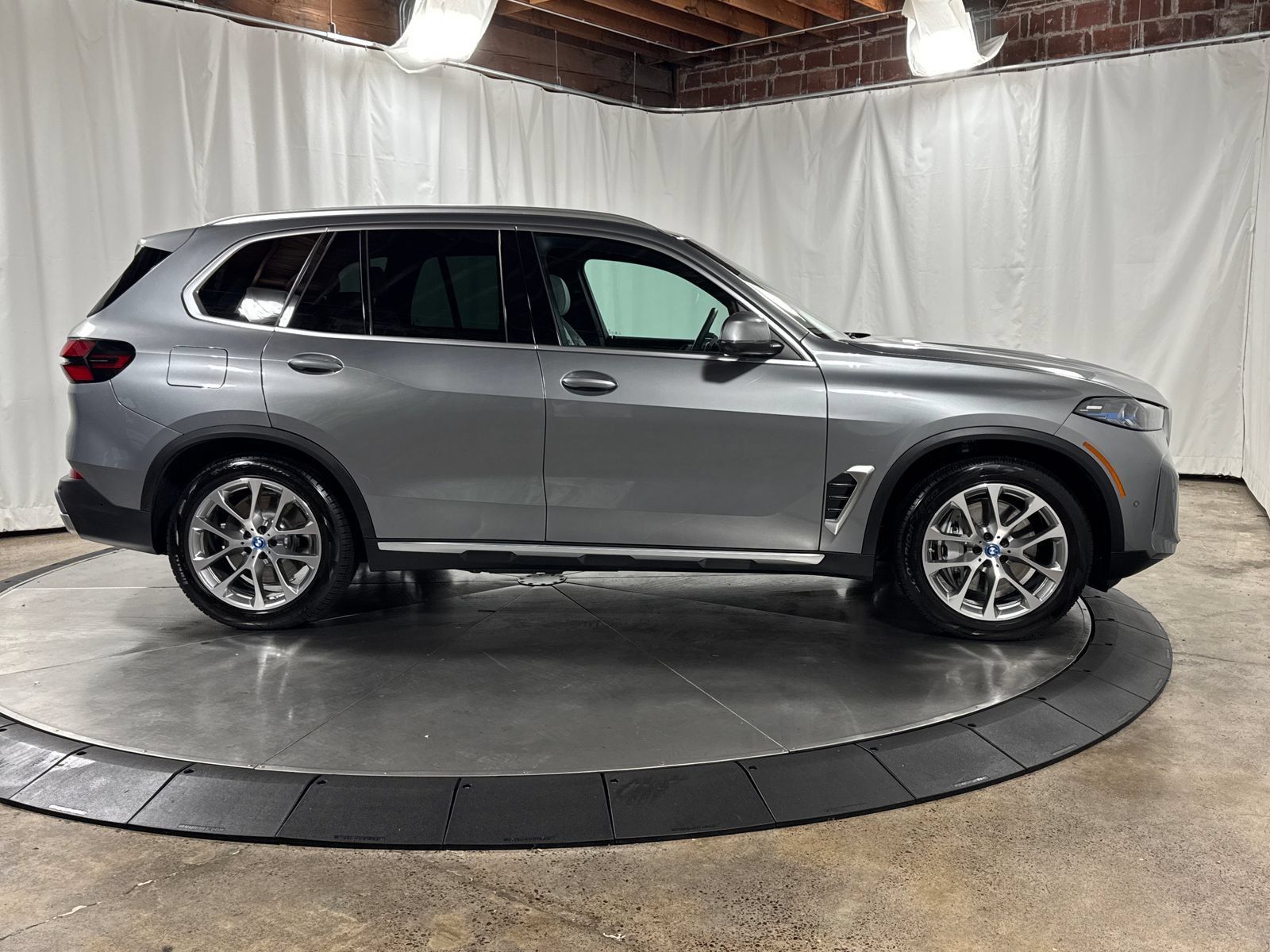 Used 2025 BMW X5 xDrive50e AWD/4WD image 9