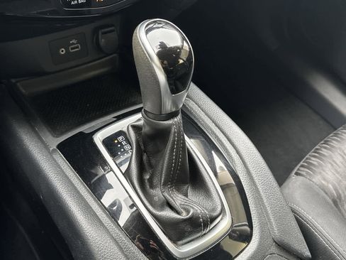 Used 2019 Nissan Rogue S image 19