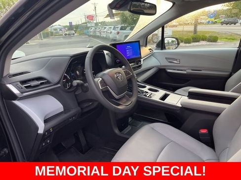 Used 2025 Toyota Sienna XLE FWD image 6