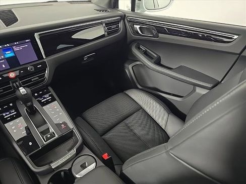 Certified 2025 Porsche Macan image 23