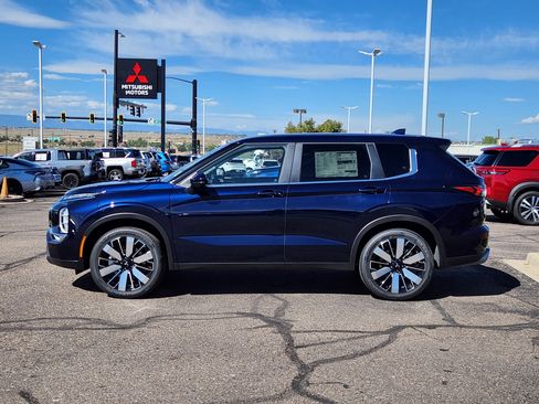 New 2025 Mitsubishi Outlander SE image 2