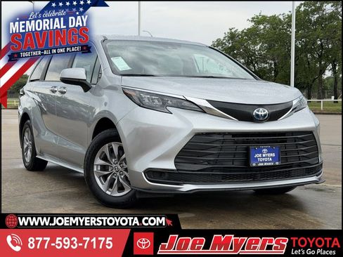 Used 2025 Toyota Sienna LE FWD image 1