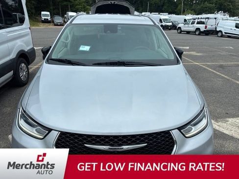 Used 2024 Chrysler Pacifica Limited FWD image 2