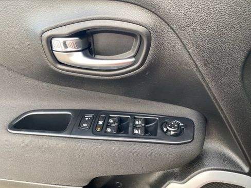Used 2018 Jeep Renegade Latitude FWD image 17