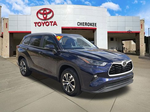 Used 2024 Toyota Highlander XLE image 3