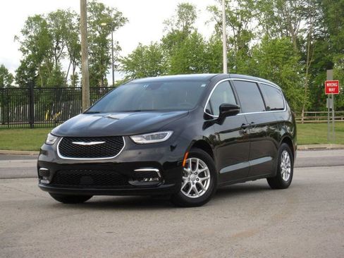 Used 2025 Chrysler Pacifica Select FWD image 3