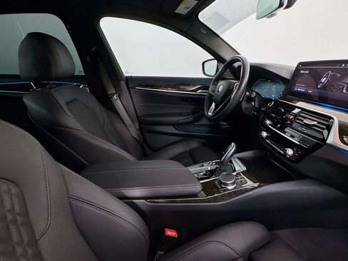 Used 2023 BMW 530e w/ Premium Package image 28
