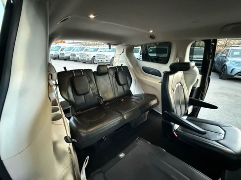Used 2021 Chrysler Pacifica Touring-L image 23