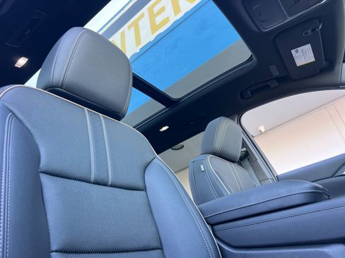 Used 2025 Chevrolet Traverse High Country FWD image 16