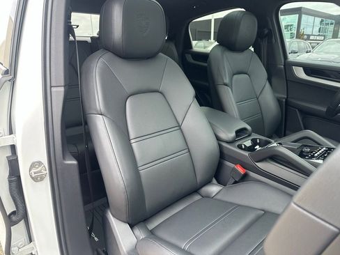 Used 2025 Porsche Cayenne Coupe AWD/4WD image 24