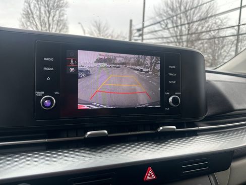 Used 2023 Kia Carnival LX image 10