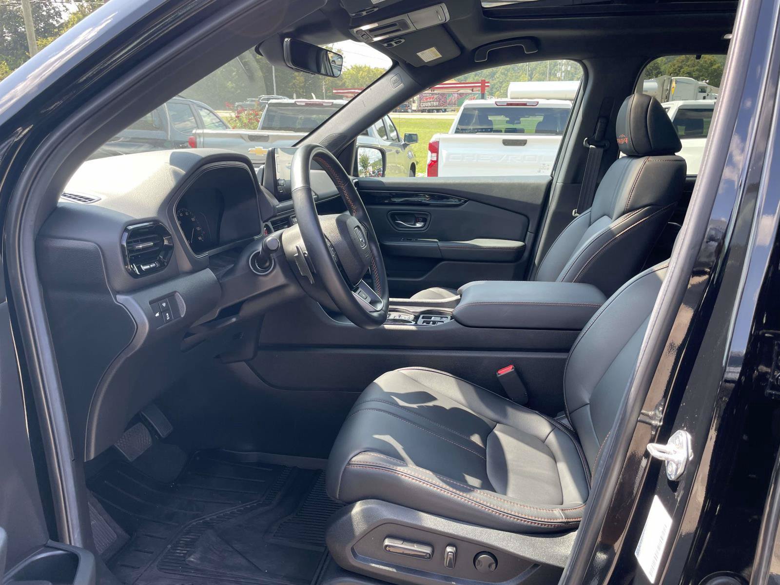 Used 2025 Honda Pilot TrailSport image 4
