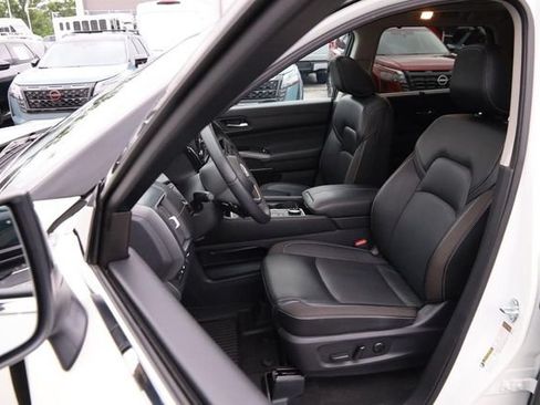 Certified 2024 Nissan Pathfinder SL w/ SL Premium Package AWD/4WD image 9