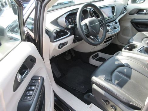 Used 2023 Chrysler Pacifica Touring-L FWD image 11