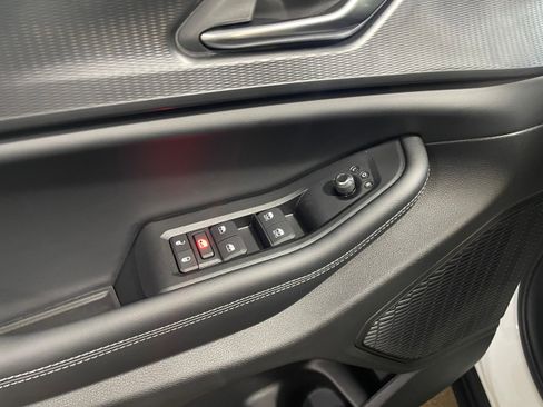 New 2025 Jeep Grand Cherokee Altitude image 9