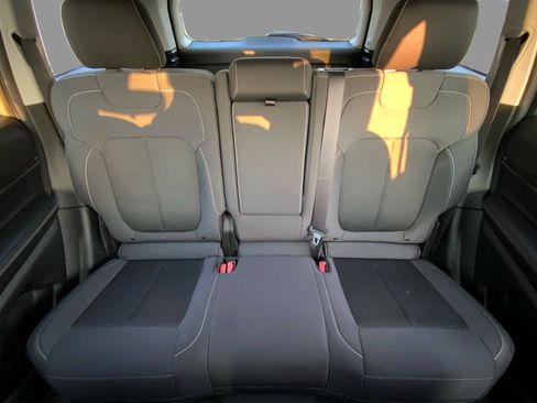 Used 2023 Jeep Grand Cherokee Laredo w/ Luxury Tech Group I AWD/4WD image 14