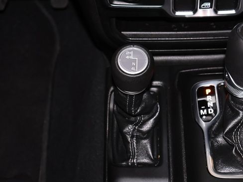 Used 2025 Jeep Gladiator Sport image 29