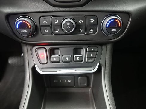 Used 2018 GMC Terrain SLE w/ Driver Convenience Package FWD image 3