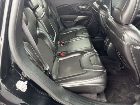 Used 2019 Jeep Cherokee Latitude Plus image 8